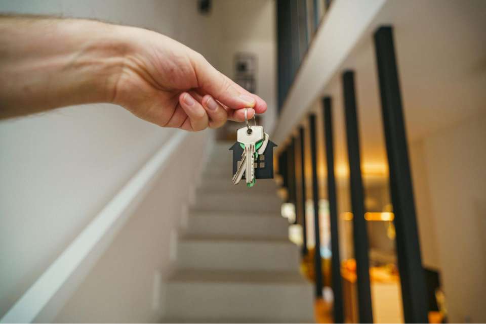 tür schlüssel haus inneneinrichtung immobilienmakler