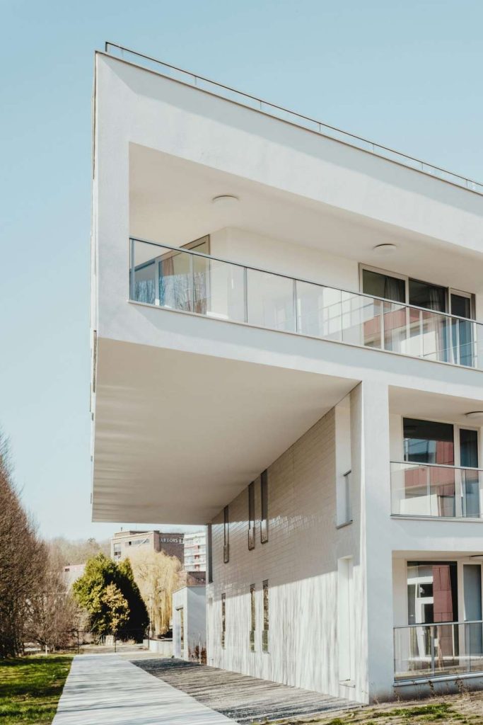 weißes Wohngebäude aus Beton in der Nähe von Bäumen